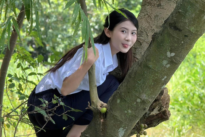 Ngoài diễn xuất được nhận xét tự nhiên, gần gũi và giàu cảm xúc, cô cũng được nhiều lời khen bởi nhan sắc xinh đẹp, chuẩn 