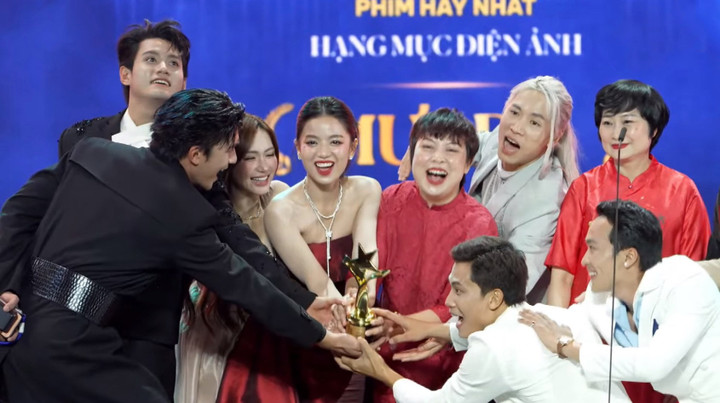 Đoàn phim "Mưa đỏ" lên nhận giải "Phim hay nhất"