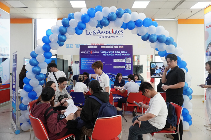 Các hoạt động chặng đầu tiên của Boost4Best thu hút đông đảo sinh viên tham gia.