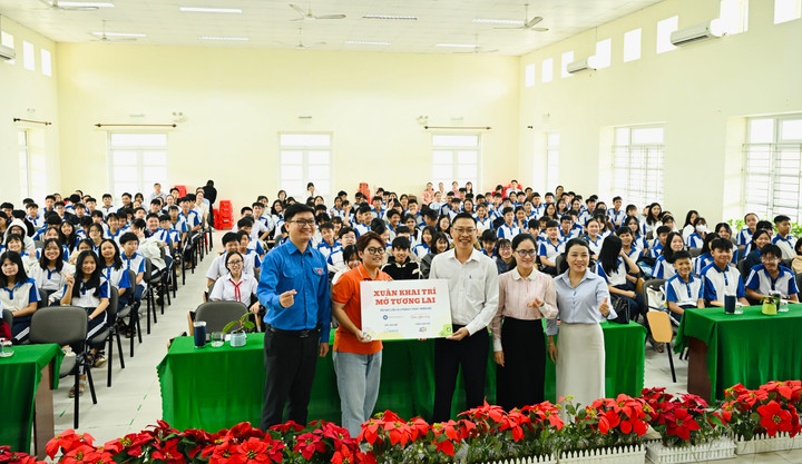 Đại diện Đoàn TNCS Hồ Chí Minh, đại diện Phòng Văn hoá - Xã hội đặc khu Côn Đảo, đại diện trường nhận bộ học liệu.