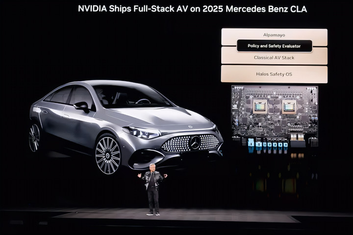 CEO Nvidia, Jensen Huang, phát biểu về xe tự lái trong bài diễn thuyết chính của Nvidia tại CES 2026. (Nguồn: Reuters)