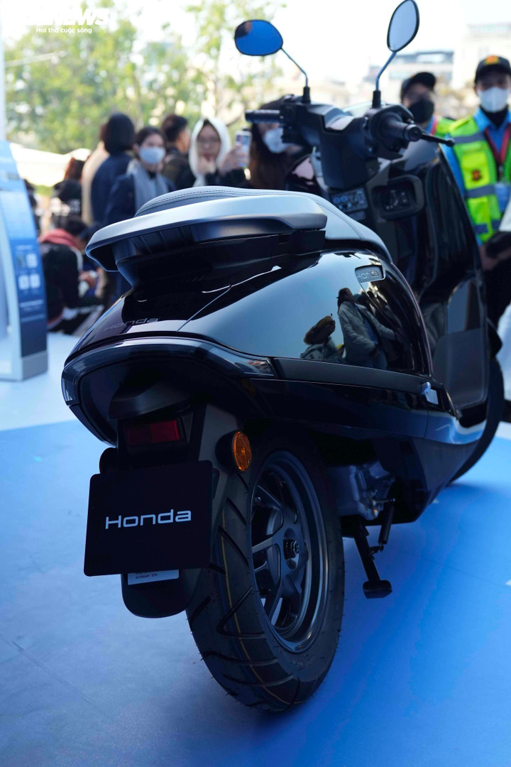 Cận cảnh thiết kế đèn LED hiện đại và kiểu dáng tối giản đặc trưng của UC3.