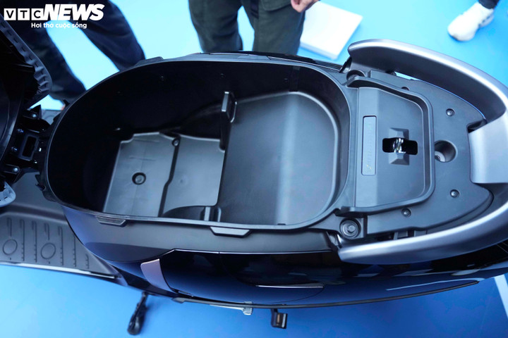 Khối pin LFP đặt dưới sàn xe giúp hạ thấp trọng tâm và tối ưu không gian cốp 26 lít.