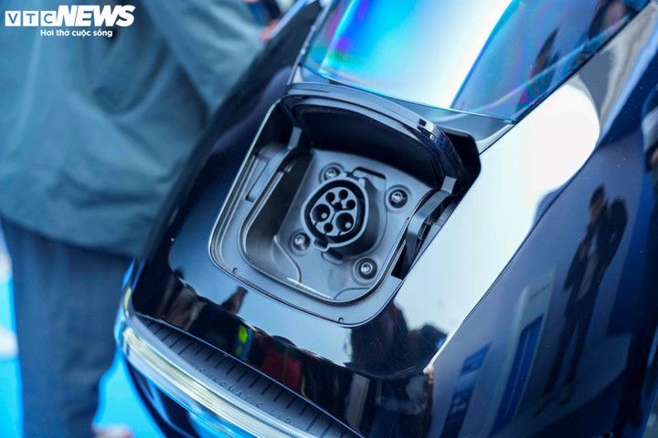 Xe hỗ trợ chuẩn sạc quốc tế CHAdeMO (Tiêu chuẩn sạc nhanh), cho phép sạc từ 20% lên 80% trong khoảng 2 giờ với bộ sạc 1200W và 100% trong 4 giờ.