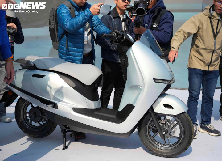 Xe được giới thiệu với 2 phiên bản (Tiêu chuẩn và Đặc biệt) cùng các màu sắc thời thượng như Xanh ngọc trai Tahiti, Trắng ngọc trai và Đen thiên thạch.