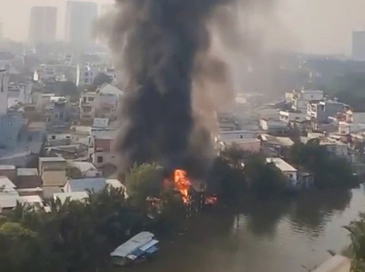 Đám cháy lớn lan ra dãy nhà dân ngay cạnh khu chợ Bình Trưng, TP.HCM.