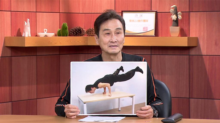 Vệ Tử Vân khoe bức ảnh ông thể hiện kỹ thuật dùng nắm đấm chống trên mặt bàn