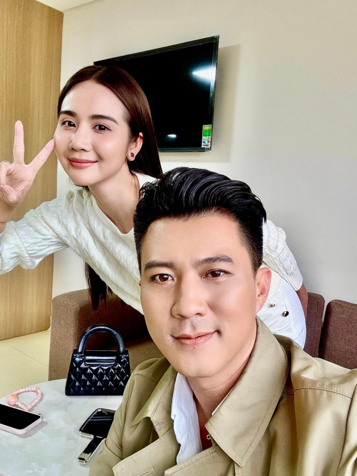 Trong phim "Cách em 1 milimet", Hà Việt Dũng đóng cặp cùng Huyền Lizzie.