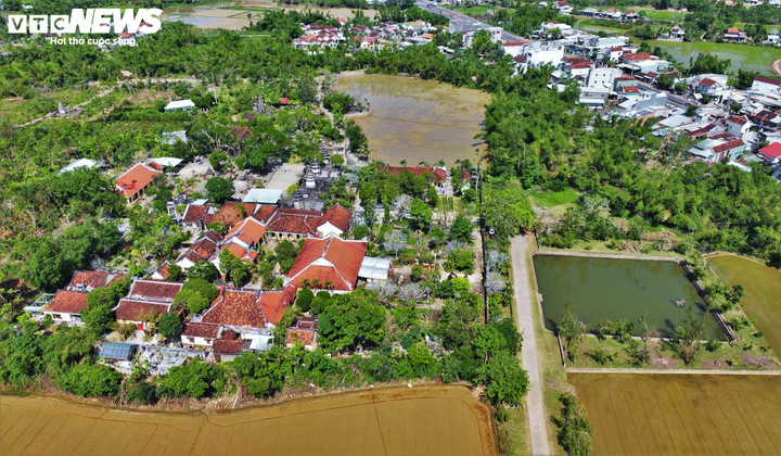 Chùa Thập Tháp tọa lạc tại phường An Nhơn, tỉnh Gia Lai (trước đây là Thị xã An Nhơn, tỉnh Bình Định), cách phố biển Quy Nhơn khoảng 28km về phía Bắc, nằm yên bình giữa những mái ngói đỏ, hàng cây và cánh đồng lúa bát ngát.