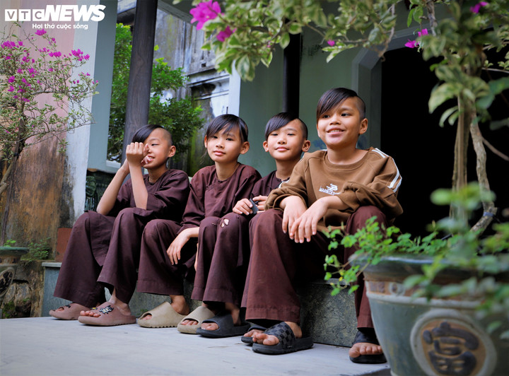 Việc nhà chùa đặt phiến đá ngay bậc tam cấp trước chánh điện mang ý nghĩa nhân văn sâu sắc: Các bậc tiền bối muốn mượn tiếng kinh kệ, chuông chùa hằng ngày để hóa giải nỗi oan khiên, giúp những linh hồn từng bỏ mình trên phiến đá được siêu thoát. Đó là sự giao hòa giữa lịch sử đầy biến động và tinh thần từ bi hỷ xả của nhà Phật.