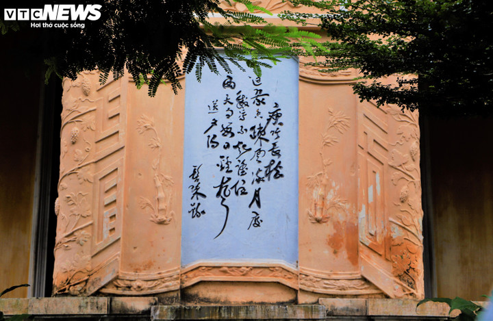 Theo các tài liệu được ghi chép lại, chùa Thập Tháp bắt đầu được xây dựng từ năm 1677. Thiền sư Nguyên Thiều dừng chân tại vùng đất Quy Ninh, thấy 10 ngôi tháp Chăm cổ kính trên gò đất cao đã sụp đổ thành tàn tích. Ngài tận dụng những viên gạch, tảng đá sót lại để dựng nên ngôi chùa.