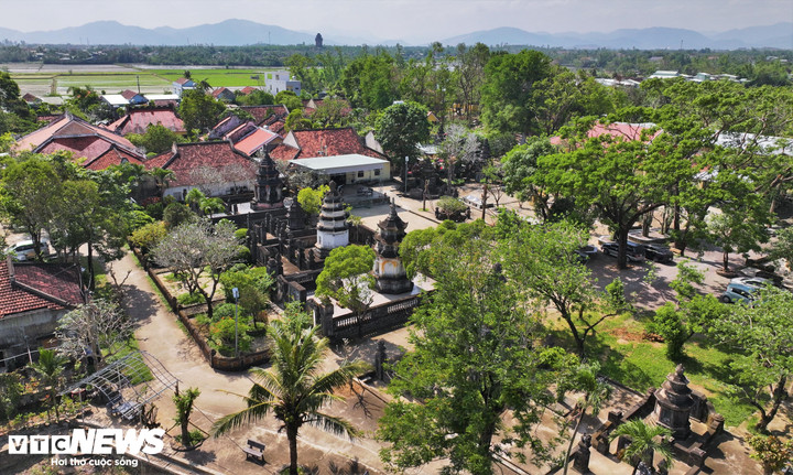 Ngôi cổ tự tọa lạc trên đồi Long Bích, mặt hướng về núi Mò O (núi Thiên Bút), phía xa xa là tháp Cánh Tiên, một trong những cụm tháp còn nguyên vẹn và đẹp nhất trong hệ thống 8 cụm tháp của Bình Định (cũ). Tất cả đều nằm cạnh thành cổ Đồ Bàn, kinh đô rực rỡ một thời của vương quốc Chiêm Thành.