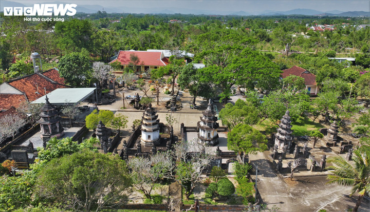 Phía Bắc của chùa là vườn tháp tổ với hơn 20 ngôi tháp cổ, nơi an nghỉ của các đời trụ trì.