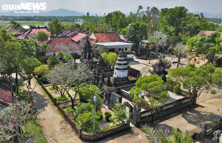 Đến năm 1683, dưới niên hiệu Chánh Hòa của triều Lê, công trình hoàn thành và được đặt tên là “Thập Tháp Di Đà tự”. Sau đó, chúa Nguyễn Phúc Tần ban sắc phong “Sắc tứ Thập Tháp Di Đà tự", là một trong những quốc tự đầu tiên ở Đàng Trong, đặt nền móng cho sự phát triển của đạo Phật tại miền Trung suốt nhiều thế kỷ.