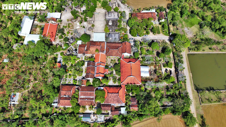 Dù đã trải qua gần 3,5 thế kỷ với nhiều lần trùng tu, chùa Thập Tháp vẫn giữ nguyên cấu trúc truyền thống hình chữ "khẩu" (口), bố cục khép kín, trang nghiêm đặc trưng của chùa chiền Việt Nam cổ.