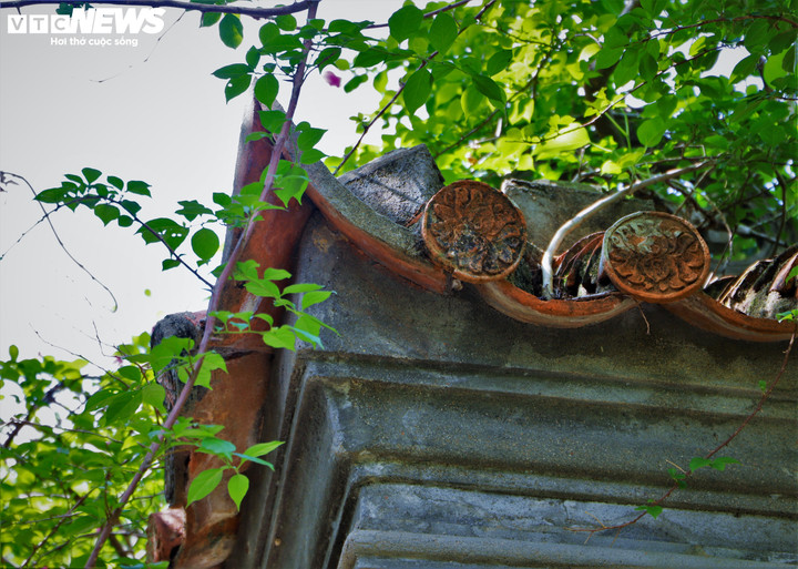 Chánh điện với kiểu nhà 3 gian 2 chái đặc trưng Nam Trung Bộ, có mái lợp ngói âm dương, trên nóc là hình tượng "lưỡng long tranh châu".