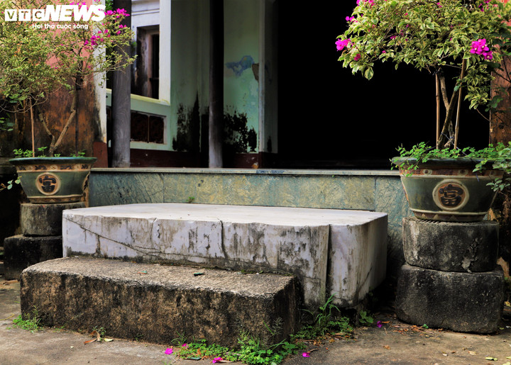 Nhắc đến cổ tự Thập Tháp, không thể không nhắc đến khối bạch thạch linh thiêng nằm ngay trước cửa chánh điện. Khối đá cao khoảng 0,38m, dài 1,58m và rộng 1,3m, toàn thân láng mịn với 4 góc đẽo hoa văn đơn giản. Trong dân gian, phiến đá này được gọi bằng cái tên đầy ám ảnh: "Phiến đá chém".