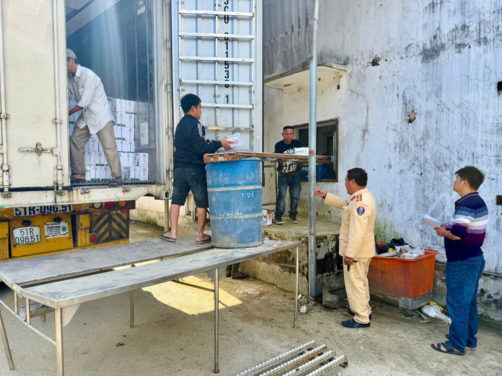 Từ việc xử lý hành chính về vi phạm luật giao thông, lực lượng CSGT Công an TP Huế phát hiện xe đầu kéo chở 10 tấn hàng hóa không hóa đơn chứng từ.