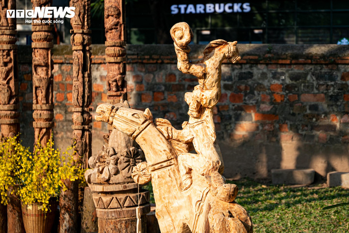 Triển lãm “Ngựa về phố” gây ấn tượng không bởi sự cầu kỳ hay kỹ thuật điêu khắc phức tạp, mà ở tinh thần mộc mạc, phóng khoáng, mang hơi thở núi rừng Tây Nguyên hòa quyện với không gian đô thị cổ kính của Thăng Long – Hà Nội.