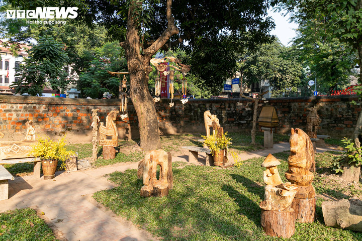 Khoảng 40 tác phẩm ngựa cỡ lớn cùng gần 10 tác phẩm ngựa cỡ nhỏ đang được trưng bày tại Văn Miếu – Quốc Tử Giám.