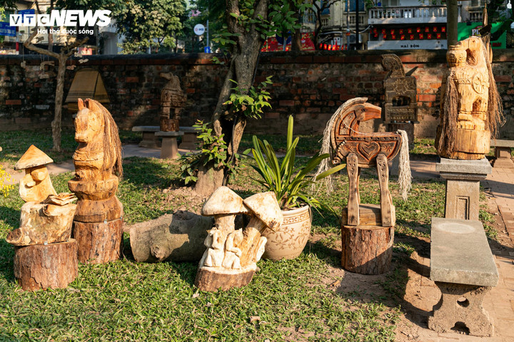 'Ngựa về phố' – Bộ tượng ngựa Tây Nguyên độc lạ giữa lòng Văn Miếu - 8