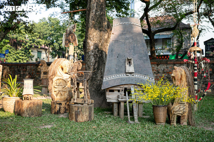 Không gian trưng bày sử dụng ngôn ngữ thị giác mộc mạc, với hình ảnh ngựa gỗ, nhà rông gần gũi, gợi nhịp sống chậm rãi nhưng bền bỉ của vùng cao nguyên.