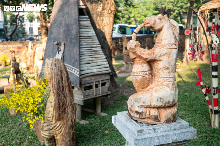 'Ngựa về phố' – Bộ tượng ngựa Tây Nguyên độc lạ giữa lòng Văn Miếu - 9