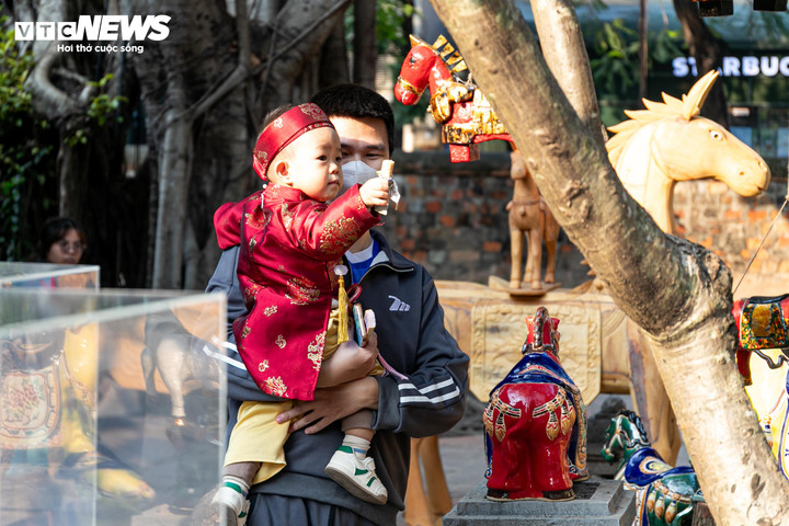 'Ngựa về phố' – Bộ tượng ngựa Tây Nguyên độc lạ giữa lòng Văn Miếu - 17