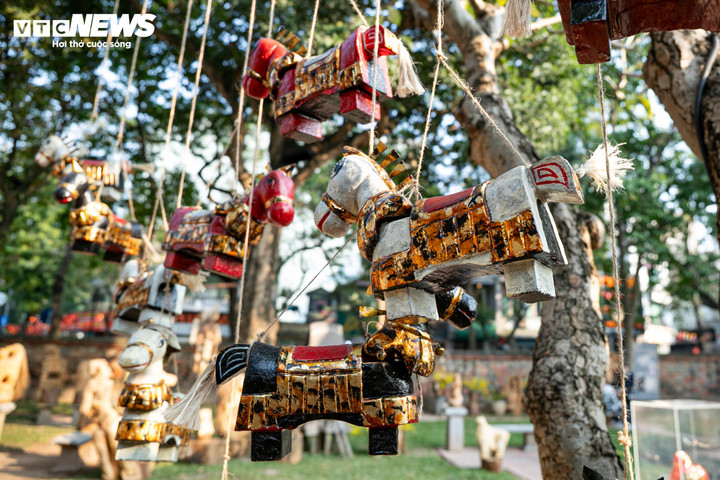 Không gian trưng bày rực rỡ sắc màu, tạo sự đối trọng với loạt ngựa gỗ thô mộc của văn hóa Tây Nguyên, qua đó làm nổi bật nét riêng của từng tác phẩm.