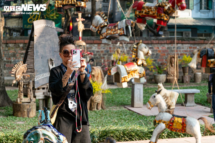 'Ngựa về phố' – Bộ tượng ngựa Tây Nguyên độc lạ giữa lòng Văn Miếu - 18