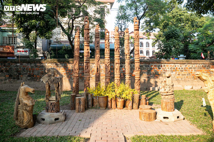 Trong đó, tác phẩm gây ấn tượng nhất được nhà nghiên cứu văn hóa Tây Nguyên Đặng Minh Tâm giới thiệu là cụm 7 cột gỗ đường kính 20cm, khắc họa hoa văn, hình thái đời sống của người Ê Đê.