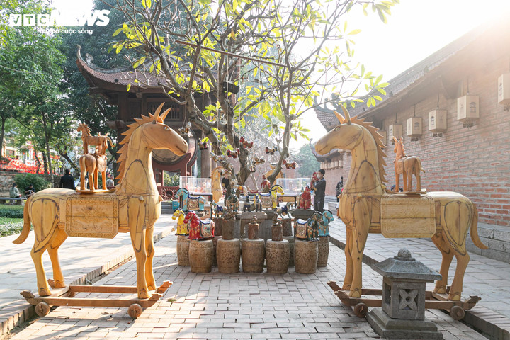 Cùng xuất hiện trong triển lãm là loạt tác phẩm của họa sỹ Lê Huy và nhóm Lamphong Studio.