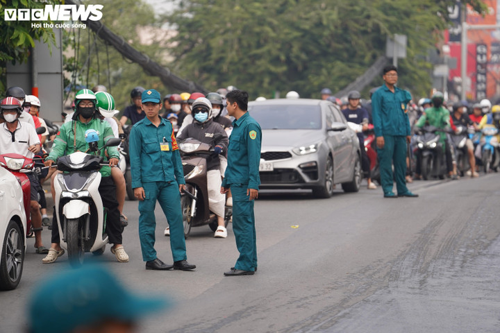 Lực lượng chức năng phong tỏa giao lộ Nguyễn Thị Định – Nguyễn Duy Trinh và các tuyến đường dẫn vào khu vực.