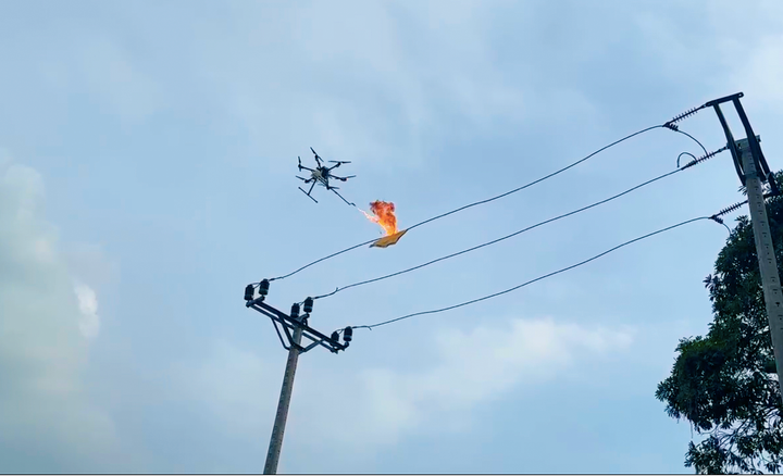 Ứng dụng UAV gắn vòi phun lửa xử lý các mối nguy đe dọa sự cố đường dây, nâng cao an toàn và hiệu quả vận hành lưới điện.
