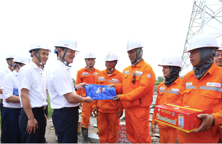 Tổng Giám đốc EVNNPC Nguyễn Đức Thiện thăm và tặng quà công nhân trên công trường.