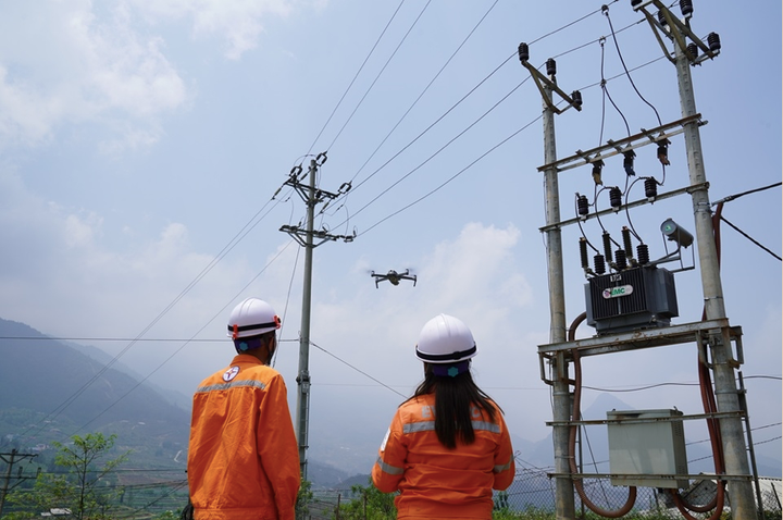 Lời chào năm mới từ những người giữ dòng điện miền Bắc - 2