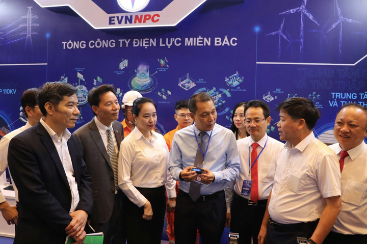 Các đại biểu EVN và EVNNPC tham quan gian hàng của EVNNPC tại Techshow 2025 - Triển lãm Hội nghị Khoa học và Công nghệ Điện lực năm 2025 tổ chức tại TP.HCM hồi tháng 11/2025.