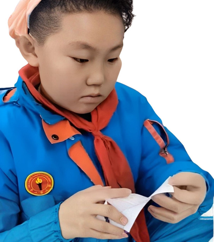 Cậu bé tiểu học gây chú ý khi dám nói về ước mơ "lớn lên làm bảo vệ", nhận được sự động viên đầy tinh tế từ giáo viên trước lớp học. (Ảnh: Baidu)