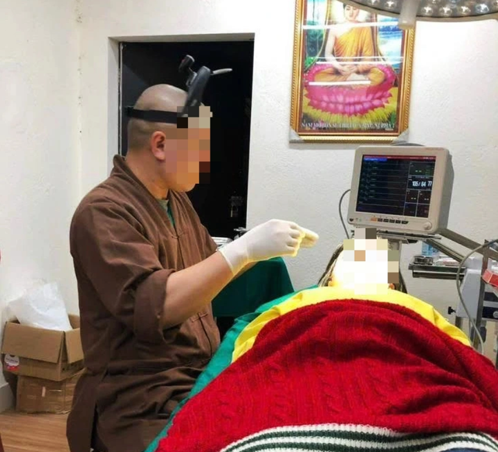 Hình ảnh sư trụ trì chùa Cẩm La khám chữa bệnh, làm thẩm mỹ nâng mũi, bọc răng sứ ngay tại chùa.