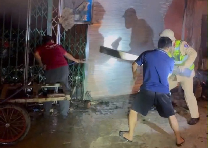 CSGT phá cửa, hỗ trợ đưa 11 người ra ngoài an toàn.