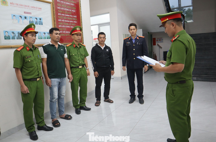 Cơ quan Cảnh sát điều tra đọc các quyết định tố tụng đối với Trần Văn Hội (thứ hai, trái qua).