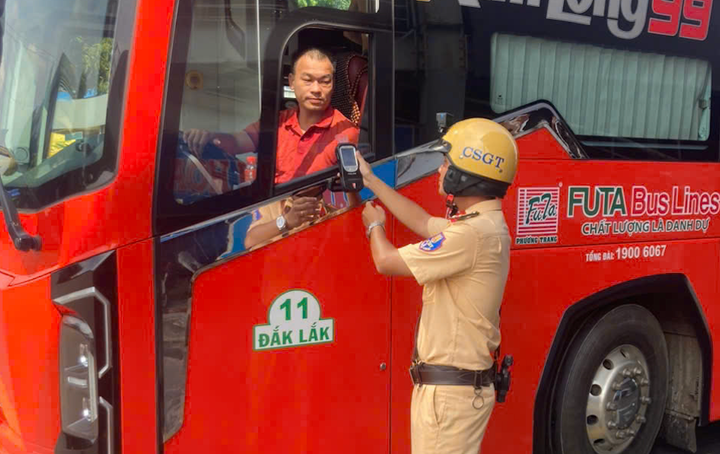 Đo nồng độ cồn tài xế xe khách.
