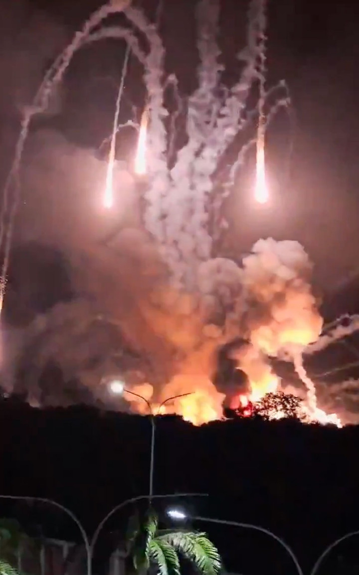 Hình ảnh ban đêm cho thấy lửa đạn và các vụ nổ tại căn cứ không quân Higuerote ở Venezuela.