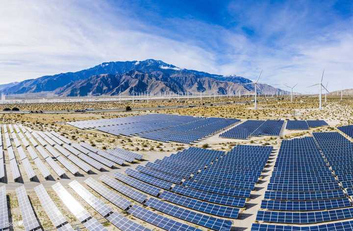 Trang trại điện mặt trời kết hợp điện gió ở miền tây Trung Quốc. (Ảnh: Baidu)