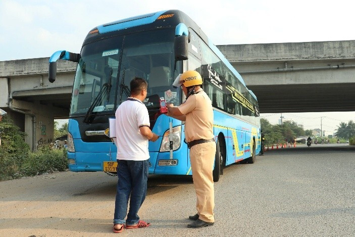 CSGT TP.HCM kiểm tra xe khách ra vào thành phố.