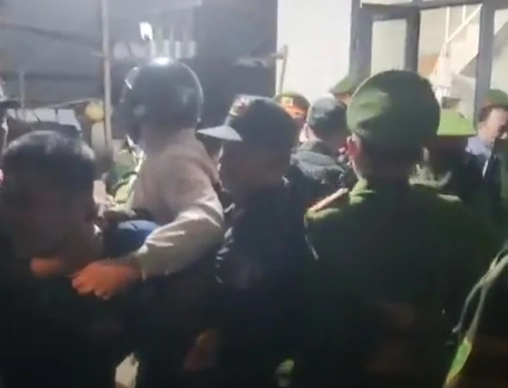 Cơ quan công an đang thi hành quyết định khởi tố và lệnh bắt tạm giam đối với Nguyễn Thế Lữ. (Ảnh: M.T)