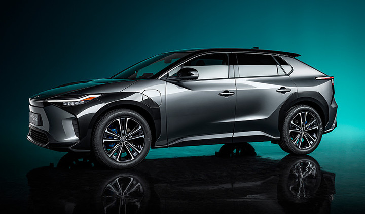 Mẫu SUV thuần điện Toyota bZ4X phiên bản nâng cấp giữa vòng đời là động lực chính giúp Toyota đạt doanh số kỷ lục 3.684 xe trong quý IV năm 2025.