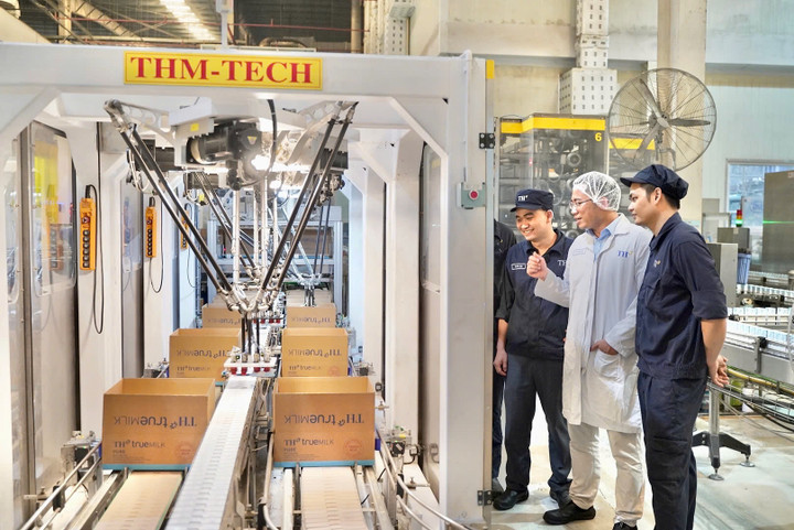 Anh Cao Minh Hòa (áo trắng) cùng các đồng nghiệp tại Nhà máy chế biến sữa tươi sạch TH true MILK.