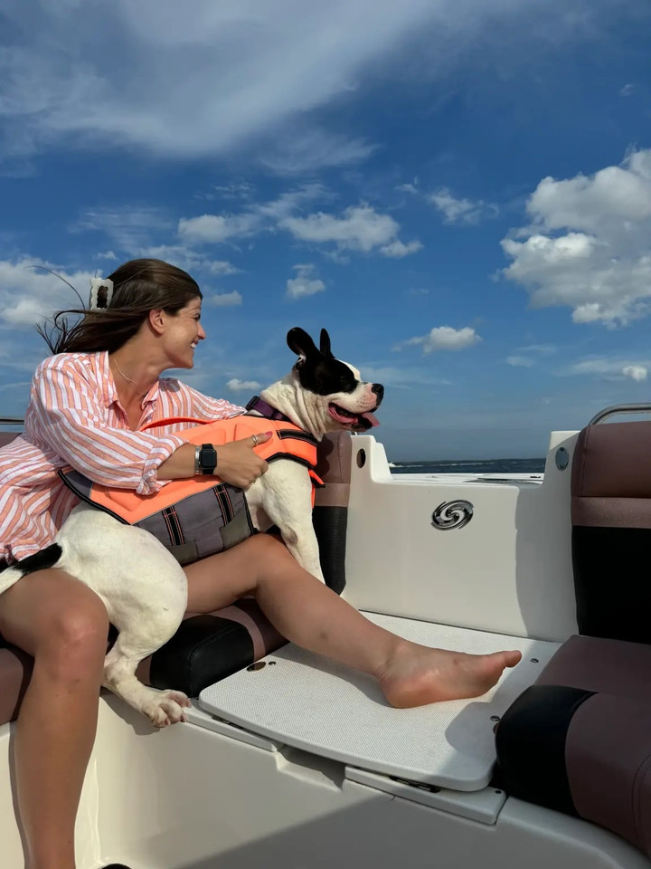 Cole Reifsnider tận hưởng một ngày vui vẻ trên mặt nước cùng chú chó Annie của mình.