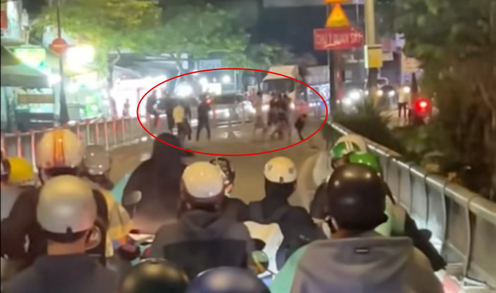 Hai nhóm người hônc chiến gây náo loạn đường phố.